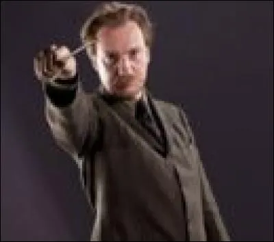 Remus Lupin est en troisi&egrave;me ann&eacute;e le professeur de d&eacute;fense contre les forces du mal du trio. Quel est son second pr&eacute;nom ?