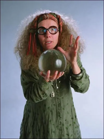 Professeur de divination et souffre-douleur d'Ombrage dans le tome 5, Sybille Trelawney eut une grand-m&egrave;re voyante tr&egrave;s c&eacute;l&egrave;bre du pr&eacute;nom de...
