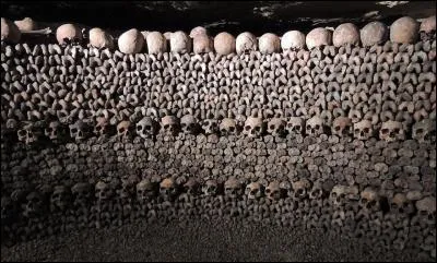 Qu'y a-t-il d'écrit au-dessus de l'entrée des catacombes de Paris ?