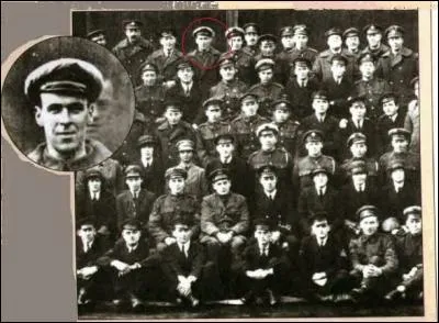 En 1919, les membres d'une escadrille de la Royal Air Force se sont pris en photo. Regardez attentivement le zoom sur le côté gauche. Derrière le soldat, vous pouvez apercevoir un autre visage. Quelle est sa particularité ?