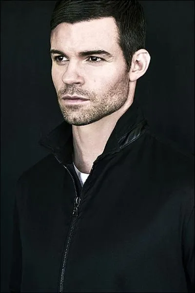 Comment s'appelle la femme de Daniel Gillies ?