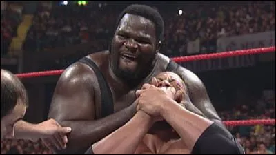 Qui est ce catcheur écrasant la tête de The Rock ?