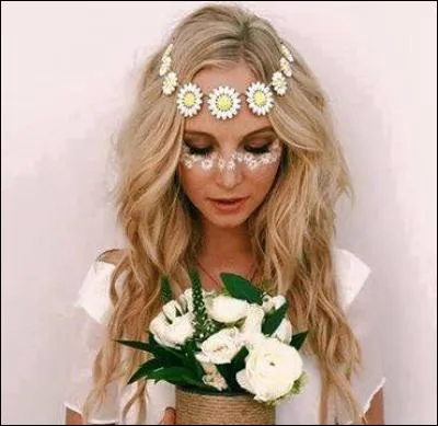 Quels personnages sont à l'origine de la transformation de Caroline ?