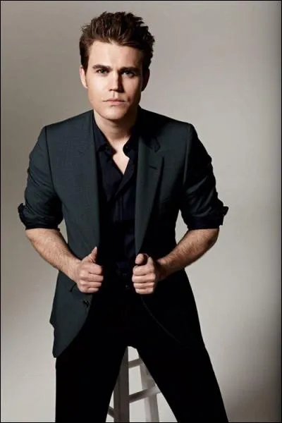 De qui est tombé amoureux Stefan lors de la série ?