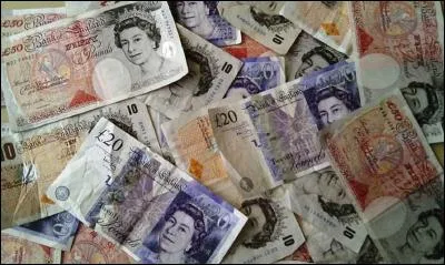 Aujourd'hui, la première monnaie mondiale est le dollar. En 1914, quelle monnaie détenait cette première place ?