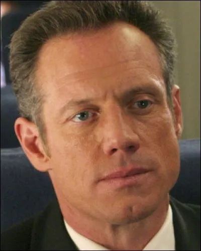 Comment s'appelle le marshall qui était assis à côté de Kate ?