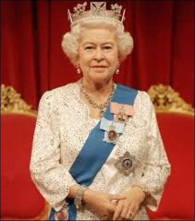 En quelle année la reine Élisabeth II est-elle montée sur le trône ?