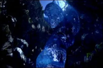 Dans la saison 3 quelle est la créature qui attaque les sirènes à chaque pleine lune ?