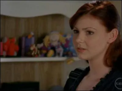 Dans la saison 2 qui est la nouvelle du lycée, qui deviendra par la suite une sirène aussi, et qui est la petite amie de Lewis et l'ennemie des trois sirènes ?