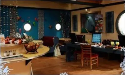 Comment s'appelle le café où Emma a été embauchée ?