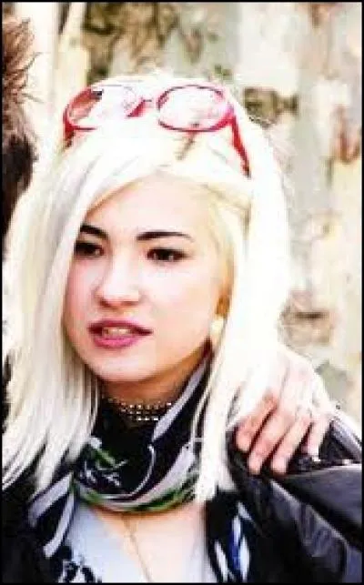 De Peyrefitte est surnommée ................ par Lola, Stéphane et Charlotte