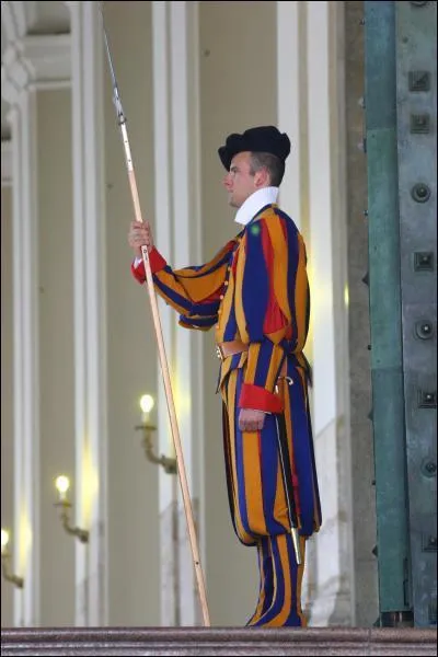 Comment s'appelle la garde qui protge le vatican ?