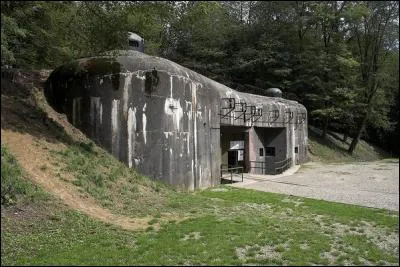 Quelle fut la conséquence de la construction de la ligne Maginot entre 1929 et 1940 ?