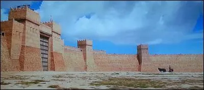 Quels dieux ont bâti la muraille de la ville de Troie ?