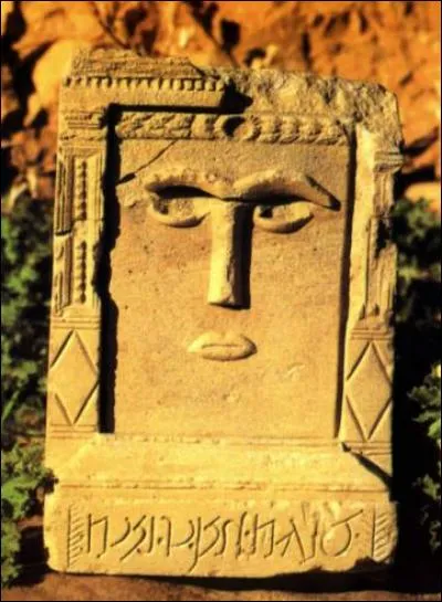 Pierre sacr&eacute;e de forme vari&eacute;e, v&eacute;n&eacute;r&eacute;e comme une idole dans le monde arabe et s&eacute;mitique :