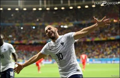 Contre qui, a-t-il signé son premier but en équipe de France ?