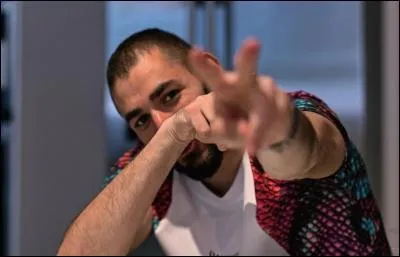 Dans le clip de quel rappeur, a-t-il fait une apparition dans une chanson intitulée "Fais-moi la passe" ?