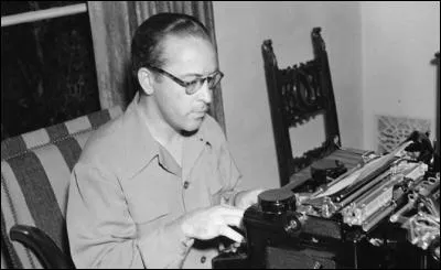 Qui, avec l'auteur du roman, est le co-auteur du scénario ?