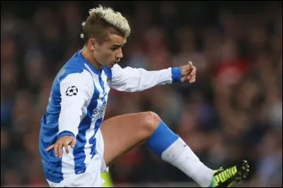 En quelle année Antoine Griezmann joue-t-il son premier match avec le Real Sociedad ?