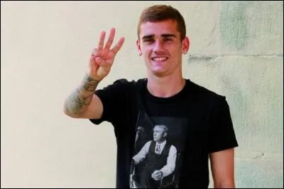 Quel tatouage Antoine Griezmann porte-t-il sur la main ?