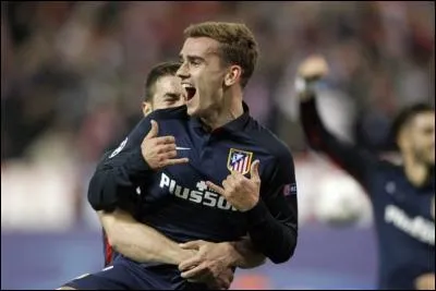 Quelle équipe a offert un premier contrat à Antoine Griezmann ?