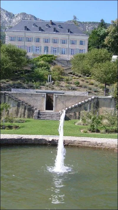 Dans quelle ville se trouve le château de Charance qui accueille les services administratifs du Parc national des Écrins ?
