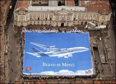 L'image de profil de l'administrateur Ajc représente une affiche géante d'un Airbus étendue sur la place du Capitole. De toute évidence, où cette photo a-t-elle été prise ?