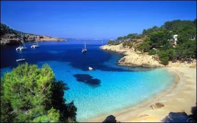 Voici la photo de profil de Mia. Cette image m'a donné du mal ! Il s'agit d'une plage de l'île d'Ibiza. À quel pays appartient cette île ?