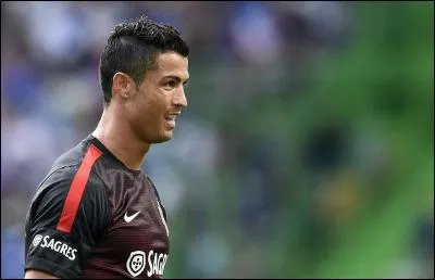 Face à quelle équipe anglaise marque-t-il son premier triplé en janvier 2008 ?