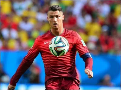 Face à quel pays marque-t-il son triplé le 6 septembre 2013 ?