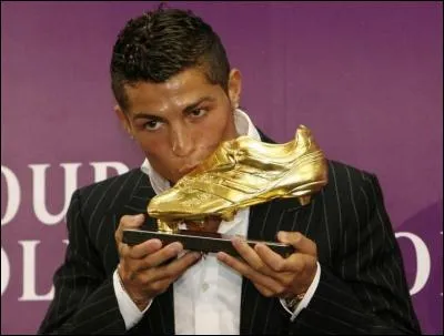 Avec quel club remporte-t-il la Ligue des champions en 2007-2008 ?