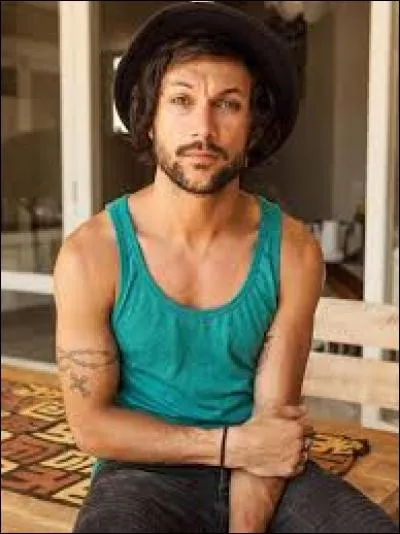 Comment s'appelle ce garçon ?