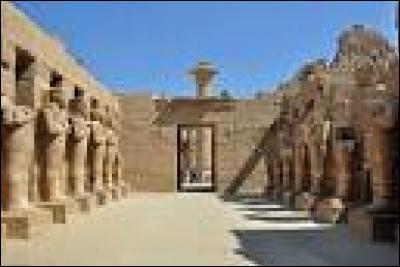 Où se trouve le temple de Karnak ?