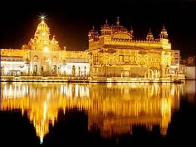Comment appelle-t-on aussi le Harmandir Sahib ?