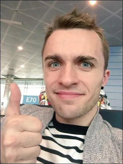 Quelle est sa phrase d'intro pour ses vidéos ?