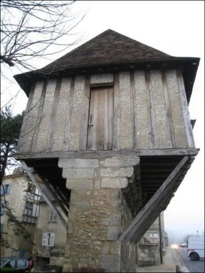 Dans quelle ville trouve-t-on cette extraordinaire maison perche ?