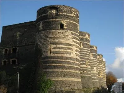 Quelle ville possde un chteau possdant 17 tours ?