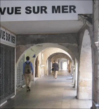 Quelle ville est bien connue pour ses arcades ?