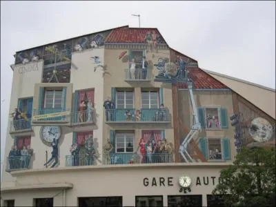 Dans quelle ville trouve-t-on de nombreuses faades peintes sur le thme du cinma ?