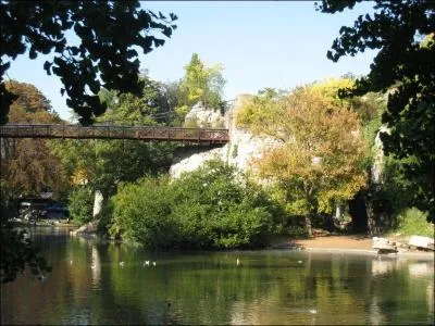 Dans quelle ville trouve-t-on un parc travers par une ligne de chemin de fer arienne, et dans lequel on trouve entre autres l'le du Belvedre et le pont des suicids ?