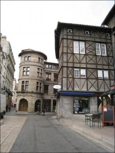 Dans quelle ville trouve-t-on la tour de la droguerie, construite au XVIe sicle ?