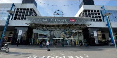 Tu vas dans cet endroit pour monter dans le train. Quelle est l'anagramme de son nom ?