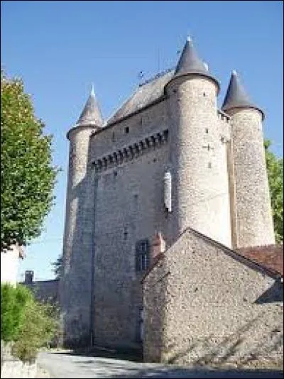 Voici le château de Jouillat. Commune de la Creuse, elle se situe en région ...