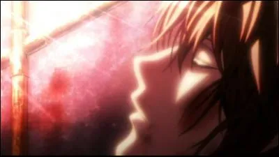 Light après un combat psychologique intense contre Mello et sa tentative de le tuer meurt. Combien de balles de pistolet Kira reçut-il ?