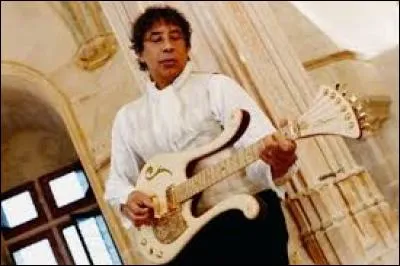 Chanson 11 : C'est bien sûr ''Rockollection 94'' que chante Laurent Voulzy sur le plateau de ''Taratata'' me semble-t-il. Qui présente cette émission ?