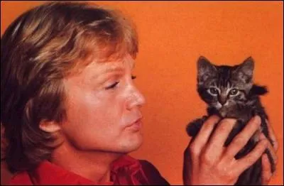 Claude François a interprété la chanson "Le joyau extraordinaire".