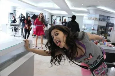 Belinda, la sur de Max, sort avec :