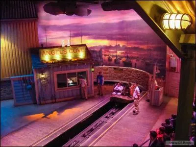 Qu'est-ce que l'on entend dans la salle lorsque l'on monte dans les wagons ?