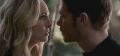 Que Klaus propose-t-il à Caroline avant de partir ?