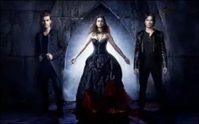 De qui Elena est-elle amoureuse quand elle est encore humaine ?